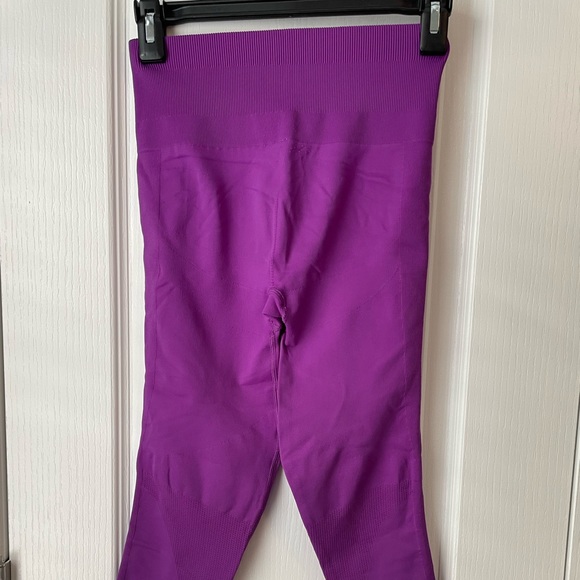 Lululemon Zone in Crop 21”, Raspberry, 6 - Picture 5 of 7